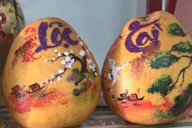 Những hình vẽ trên quả thường là các dòng chữ Xuân, Phúc, Lộc, Thọ, An Khang, Thịnh Vượng, Bình an, Tài lộc... (Ảnh: Khiếu Tư/TTXVN)