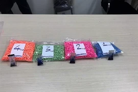 Số ma túy tổng hợp và cần sa do lực lượng hải quan Thành phố Hồ Chí Minh phát hiện và thu giữ. (Ảnh: TTXVN)