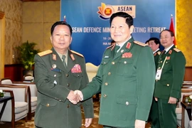 Bộ trưởng Bộ Quốc phòng Ngô Xuân Lịch gặp song phương Bộ trưởng Bộ Quốc phòng Lào Chansamone Chanyalath. (Ảnh: Dương Giang/TTXVN)