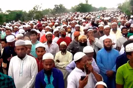 100.000 nghìn người đã tham dự buổi cầu nguyện trong đám tang giáo sỹ Maulana Zubayer Ahmad Ansari bất chấp COVID-19. (Nguồn: AP)
