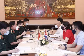 Thượng tướng Trần Đơn, Thứ trưởng Bộ Quốc phòng, Trưởng Ban Chỉ đạo phòng, chống dịch COVID-19 Bộ Quốc phòng chủ trì buổi làm việc với Đoàn chuyên gia y tế Cuba. (Ảnh: Dương Giang/TTXVN)