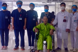 Bệnh nhân Thiều Hữu Đức (người ngồi xe lăn) đã ổn định sức khỏe. (Nguồn: Báo Yên Bái)