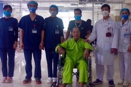 Bệnh nhân Thiều Hữu Đức (người ngồi xe lăn) đã ổn định sức khỏe. (Nguồn: Báo Yên Bái)