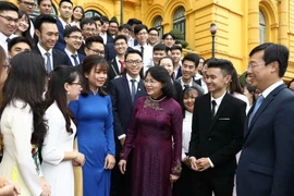 Phó Chủ tịch nước Đặng Thị Ngọc Thịnh với các đại biểu. (Ảnh: Văn Điệp/TTXVN)