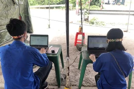 'Tai giả' được đoàn viên, thanh niên nhiệt tình hưởng ứng sử dụng. (Ảnh: TTXVN)