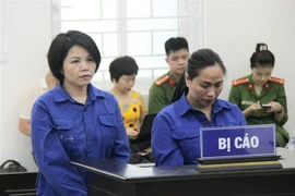 Bị cáo Nguyễn Thị Vững và bị cáo Nguyễn Thị Vân tại phiên tòa. (Ảnh: Doãn Tấn/TTXVN)