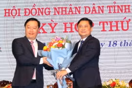 Ông Thái Thanh Quý - Ủy viên dự khuyết Trung ương, Bí thư Tỉnh ủy tặng hoa chúc mừng ông Nguyễn Đức Trung. (Ảnh: Tá Chuyên/TTXVN)