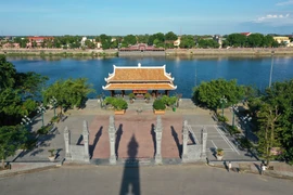 Đền tưởng niệm-Bến thả hoa bờ bắc sông Thạch Hãn, phường An Đôn, thị xã Quảng Trị. (Ảnh: Hồ Cầu/TTXVN)