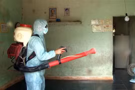Cán bộ y tế địa phương phun thuốc tiêu độc khử trùng phòng chống bệnh bạch hầu. (Ảnh: Hồ Cầu/TTXVN)