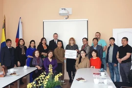 Đại diện các hội đoàn người Việt tại Séc trao tặng tiền quyên góp. (Ảnh: Hồng Kỳ/Vietnam+)