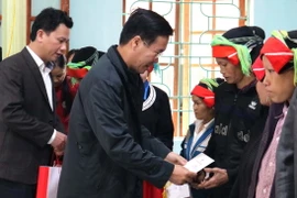 Ông Võ Văn Thưởng, Ủy viên Bộ Chính trị, Bí thư Trung ương Đảng, Trưởng ban Tuyên giáo Trung ương tặng quà Tết cho các gia đình chính sách, hộ nghèo của tỉnh Hà Giang. (Ảnh: Minh Tâm/Vietnam+)