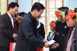 Ông Võ Văn Thưởng, Ủy viên Bộ Chính trị, Bí thư Trung ương Đảng, Trưởng ban Tuyên giáo Trung ương tặng quà Tết cho các gia đình chính sách, hộ nghèo của tỉnh Hà Giang. (Ảnh: Minh Tâm/Vietnam+)