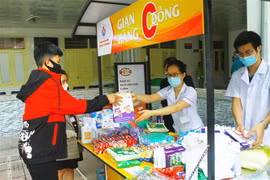 Bệnh nhân và người nhà bệnh nhân đến gian hàng 0 đồng tại Bệnh viện Sản nhi Nghệ An. (Ảnh: Tá Chuyên/TTXVN)