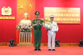 Thứ trưởng Bộ Công an Nguyễn Duy Ngọc trao quyết định điều động, bổ nhiệm Đại tá Đặng Hồng Đức giữ chức vụ Giám đốc Công an tỉnh Yên Bái. (Ảnh: Việt Dũng/TTXVN)