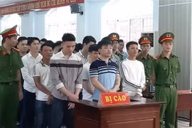 Bị cáo Nguyễn Văn Hưng (hàng đầu tiên, từ phải qua trái) cùng các bị cáo trong phiên tòa sáng 28/2. (Ảnh: Ngọc Sơn/TTXVN)