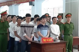 Bị cáo Nguyễn Văn Hưng (hàng đầu tiên, từ phải qua trái) cùng các bị cáo trong phiên tòa sáng 28/2. (Ảnh: Ngọc Sơn/TTXVN)