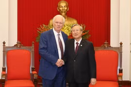 Thường trực Ban Bí thư Trần Quốc Vượng đã tiếp ông Thomas Vallely, Giám đốc Chương trình Việt Nam tại Đại học Harvard. (Ảnh: Phương Hoa/TTXVN)