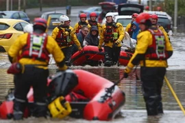 Lực lượng cứu hộ sơ tán người dân khỏi khu vực ngập lụt sau bão Dennis tại Nantgarw, South Wales, Anh, ngày 16/2/2020. (Ảnh: AFP/TTXVN)
