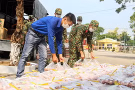 Đoàn viên thanh niên chuyển các phần quà đến trung tâm cách ly. (Ảnh: TTXVN)