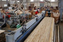 Sản xuất, chế biến gỗ xuất khẩu. (Ảnh: TTXVN)