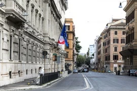 Cảnh vắng vẻ trên đường phố tại Milan, Italy ngày 30/4/2020 trong bối cảnh dịch COVID-19 lan rộng. (Ảnh: THX/TTXVN)