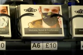 Người dân ở London có thể mua khẩu trang tại các máy bán hàng tự động. (Nguồn: ITV News)