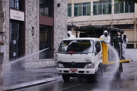 Lực lượng bộ đội hóa học phun hóa chất tiêu tẩy khu vực phố Trúc Bạch, quận Ba Đình, nơi có nhà của bệnh nhân mắc COVID-19. (Ảnh: Dương Giang/TTXVN)