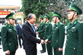 Phó Thủ tướng Thường trực Chính phủ Trương Hòa Bình thăm, chúc Tết cán bộ, chiến sỹ Đồn Biên phòng Cửa khẩu Quốc tế Thanh Thủy, huyện Vị Xuyên. (Ảnh: Minh Tâm/TTXVN)