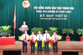 Bí thư Tỉnh ủy Trịnh Văn Chiến tặng hoa chúc mừng các cán bộ được Hội đồng Nhân dân tỉnh bỏ phiếu tín nhiệm các chức danh mới. (Nguồn: Thanhhoa.gov.vn)