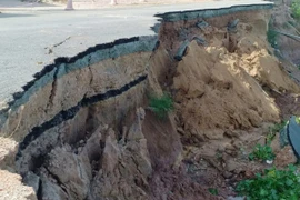 Hiện trường vụ sạt lở mới tại khu vực sạt lở Quốc lộ 91 đoạn qua ấp Bình Tân, xã Bình Mỹ, huyện Châu Phú, tỉnh An Giang. (Ảnh: Công Mạo/TTXVN)