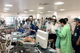 Ủy viên Bộ Chính trị, Phó Thủ tướng Thường trực Chính phủ Trương Hòa Bình, Chủ tịch Ủy ban An toàn giao thông quốc gia đã đến thăm hỏi, động viên các nạn nhân của vụ tai nạn. (Ảnh: Văn Tý/TTXVN)