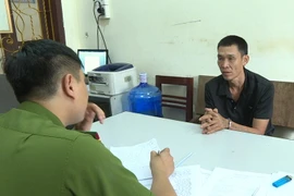 Đối tượng Nguyễn Duy Thuật tại cơ quan điều tra. (Ảnh: Sơn Ca/Vietnam+)