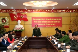 Đại tướng Đỗ Bá Tỵ, Ủy viên Trung ương Đảng, Phó Chủ tịch Quốc hội chúc Tết cán bộ, chiến sỹ đang làm nhiệm vụ tại công an tỉnh Lào Cai. (Ảnh: Quốc Khánh/TTXVN)