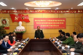 Đại tướng Đỗ Bá Tỵ, Ủy viên Trung ương Đảng, Phó Chủ tịch Quốc hội chúc Tết cán bộ, chiến sỹ đang làm nhiệm vụ tại công an tỉnh Lào Cai. (Ảnh: Quốc Khánh/TTXVN)