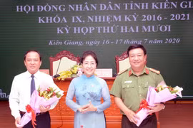 Chủ tịch HĐND tỉnh Kiên Giang Đặng Tuyết Em tặng hoa chúc mừng tân Phó Chủ tịch Ủy ban Nhân dân tỉnh và Ủy viên Ủy ban Nhân dân tỉnh Kiên Giang. (Ảnh: Lê Huy Hải/TTXVN)