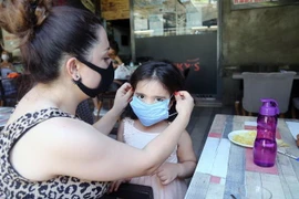 Người dân đeo khẩu trang phòng lây nhiễm COVID-19 tại Ankara, Thổ Nhĩ Kỳ. (Ảnh: THX/TTXVN)