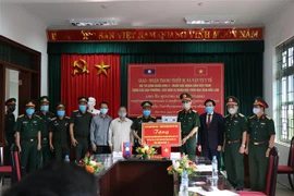Bộ Tư lệnh Quân khu 2 trao tặng trang thiết bị vật tư y tế cho các tỉnh Bắc Lào trong phòng chống dịch COVID-19. (Ảnh: Phan Tuấn Anh/TTXVN)