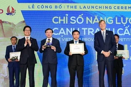 Ban tổ chức trao xếp hạng PCI 2019 cao nhất cho đại diện tỉnh Quảng Ninh. (Ảnh: Quốc Tuấn/TTXVN)