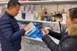Kiểm tra vật phẩm y tế tại Cộng hòa Séc trước khi gửi về Việt Nam. (Ảnh: Diệu Linh/Vietnam+)