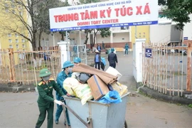 Lực lượng vũ trang Thủ đô và nhân dân chuẩn bị khu cách ly. (Ảnh: TTXVN)