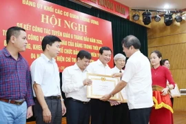 Ông Đinh Đăng Quang, Phó Bí thư Đảng ủy, Phó Tổng Giám đốc Thông tấn xã Việt Nam nhận Bằng khen của Đảng ủy Khối các cơ quan Trung ương về thành tích xuất sắc trong học tập và làm theo tấm gương, đạo đức, phong cách Hồ Chí Minh (từ 2018 đến 20/5/2020). (Ả