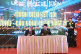 Các đơn vị ký kết hợp đồng chuyển giao công nghệ tại sự kiện trình diễn, kết nối cung-cầu công nghệ 2019 (TechDemo 2019). (Nguồn: TTXVN)