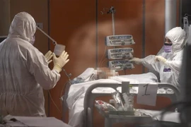 Nhân viên y tế điều trị cho bệnh nhân nhiễm COVID-19 tại Istituto Clinico Casalpalocco, Rome, Italy ngày 26/3/2020. (Ảnh: THX/TTXVN)
