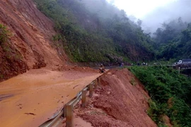 Sạt lở trên Quốc lộ 12 Phong Thổ đi Nậm Nhùn, Mường Tè. (Ảnh: Quý Trung/TTXVN)