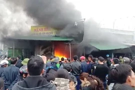 Hiện trường vụ cháy chợ Phủ Diễn. (Ảnh: TTXVN)