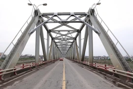 Cầu Chương Dương vắng chưa từng thấy trong những ngày cách ly xã hội. 