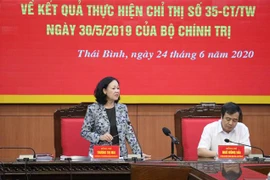 Bà Trương Thị Mai, Ủy viên Bộ Chính trị, Bí thư Trung ương Đảng, Trưởng Ban Dân vận Trung ương kết luận buổi làm việc. (Ảnh: Nguyễn Công Hải/TTXVN)