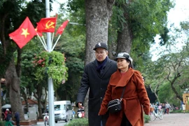 Người dân Thủ đô Hà Nội du Xuân tại khu vực Hồ Hoàn Kiếm. (Ảnh: Danh Lam/TTXVN)