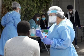 Nhân viên y tế lấy mẫu xét nghiệm COVID-19 tại Tel Aviv, Israel ngày 6/4/2020. (Ảnh: THX/TTXVN)