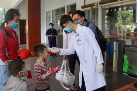 Tất cả hành khách đến Thành phố Hồ Chí Minh qua ga Sài Gòn đều phải đi qua máy đo thân nhiệt. (Ảnh: Tiến Lực/TTXVN)